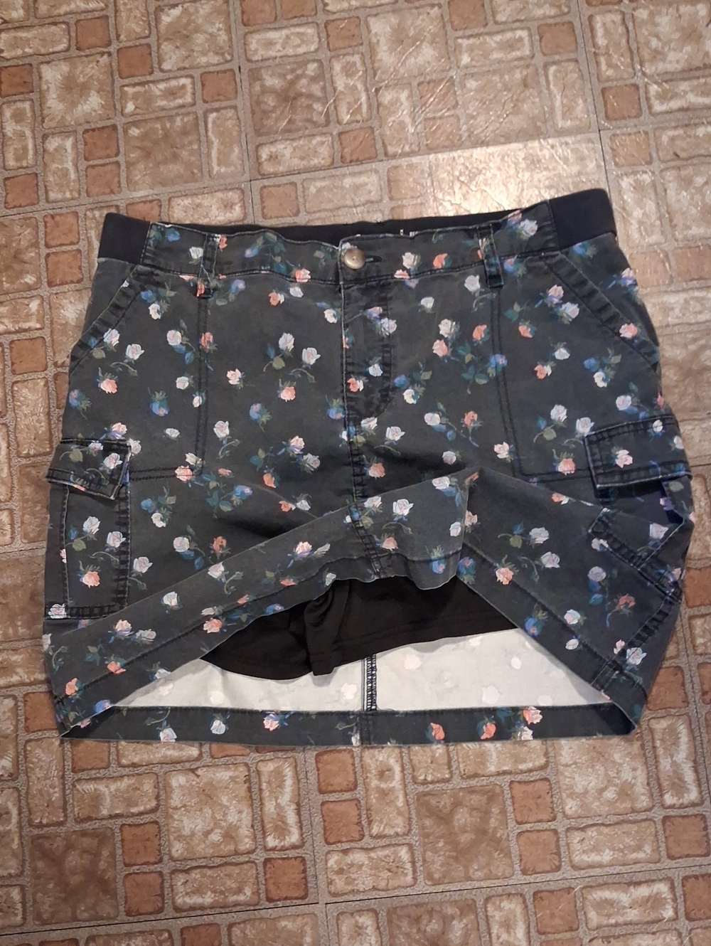 Lee Floral Cargo Skort in Charcoal with Pink & Blue Flowers Size 14